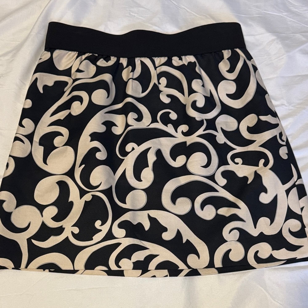 Ann Taylor LOFT Silk Blend Black and Cream Scroll Swirl Mini Skirt EUC
